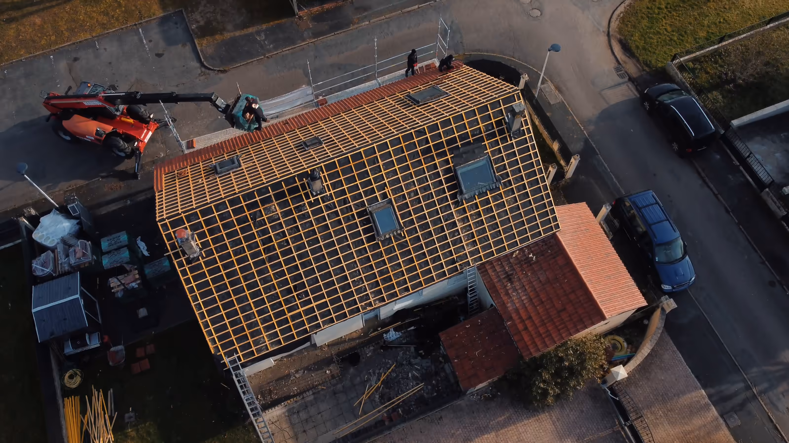 Vue aérienne par drone d'un chantier de couverture
